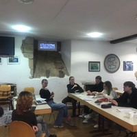 Die Ehemaligen schlüpfen in die Rolle der Lehrkräfte und hören sich die Kolloquien der 12. Klassen an