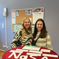 Auch zwei Ehemalige haben dort einen Stand betreut (u.a. NaSA-Koordinatorin Katharina Zander rechts)