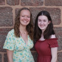 Unsere beiden Koordinatorinnen Fanny Starke und Katharina Zander bei der Übergabe der Abiturzeugnisse im Juni 2025